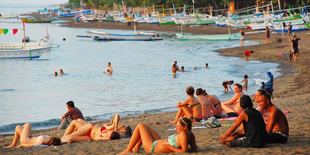 You are currently viewing Lovina Beach